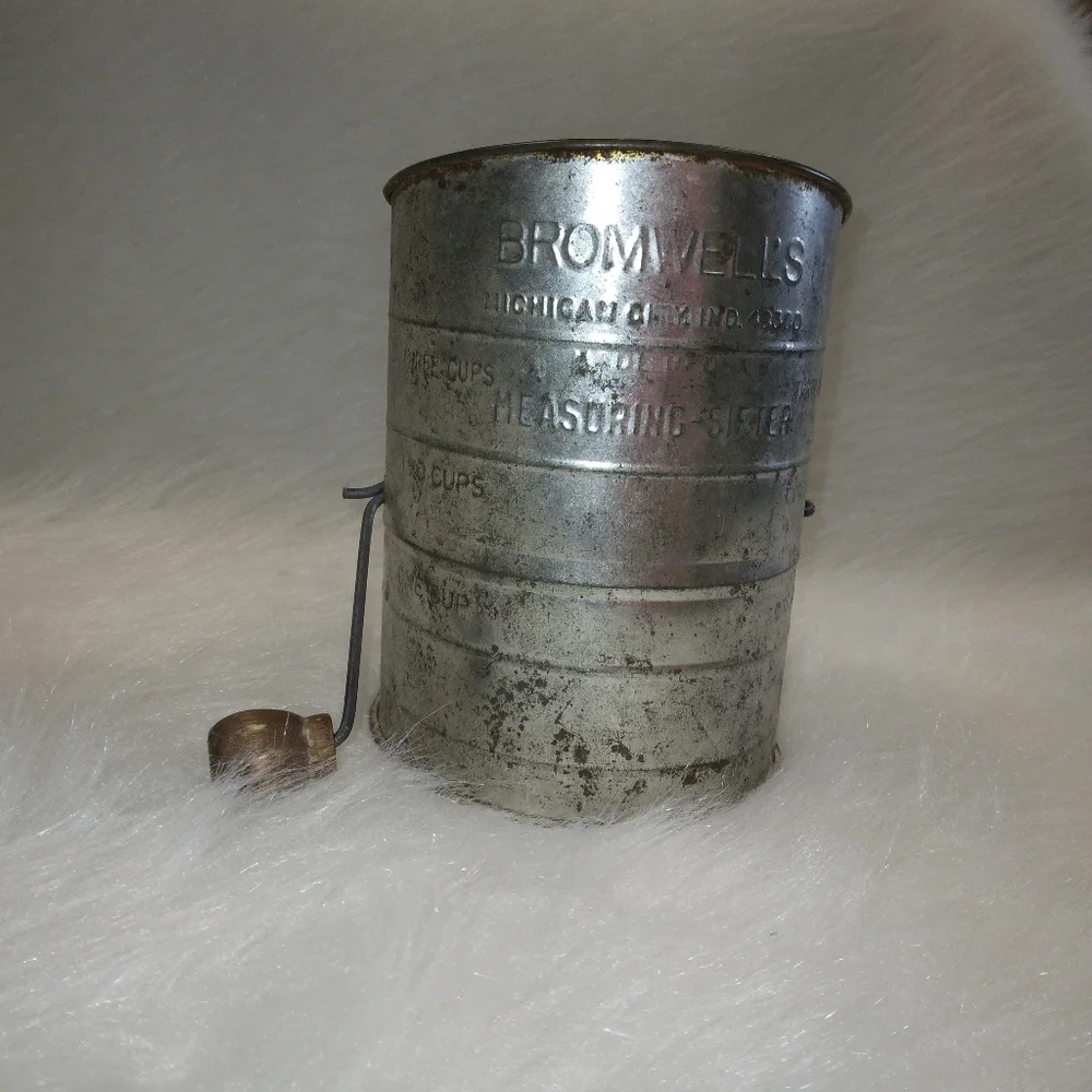 Vintage Bromwell's Crank Sifter, wear and patina